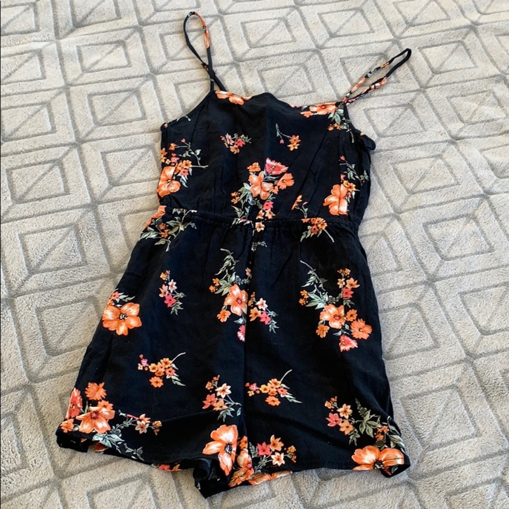 🌸H&M Navy Floral Shorts Romper🌸